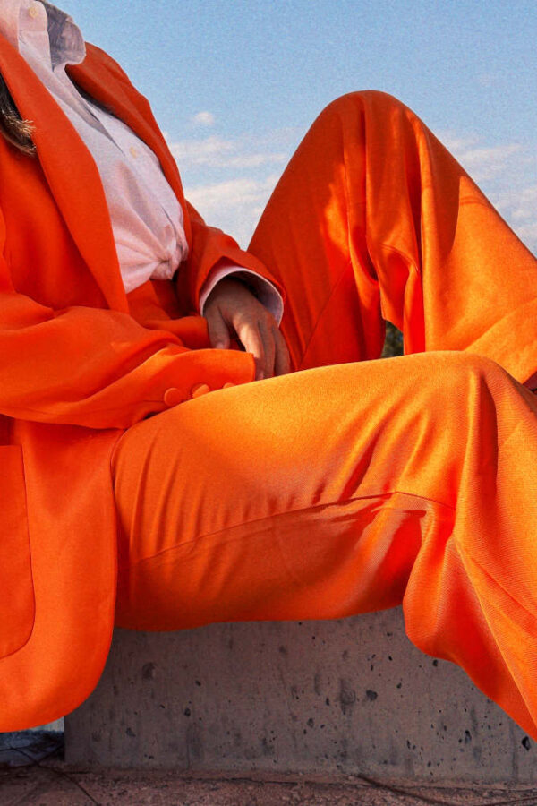 κοστούμι πορτοκαλί με ψηλομεσο παντελόνι και oversized σακάκι