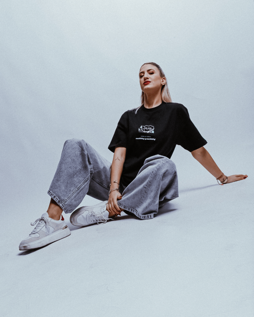 μαύρη oversized μπλουζα με κεντημα muff