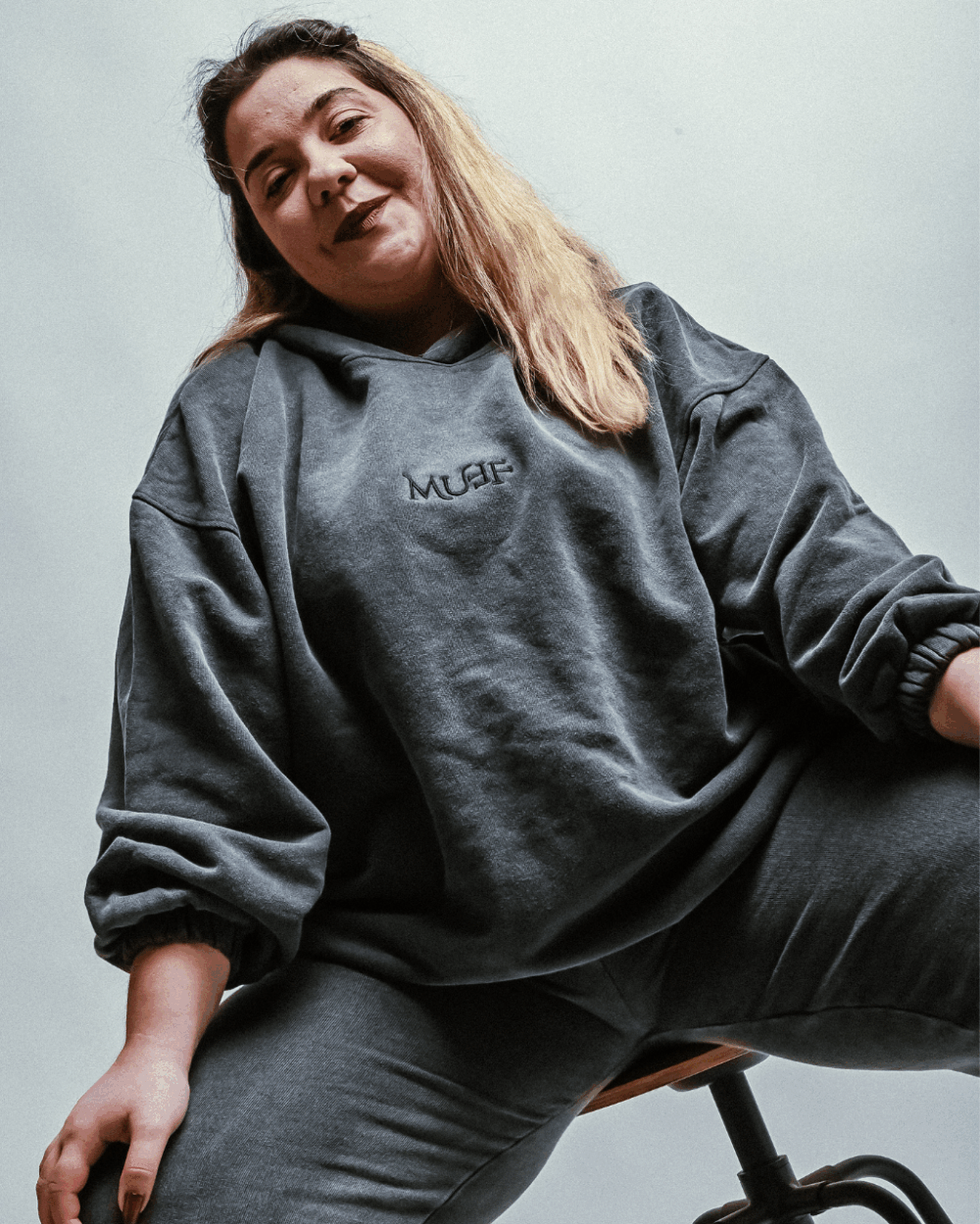 oversized γκρι φορμεσ με κεντημα muff