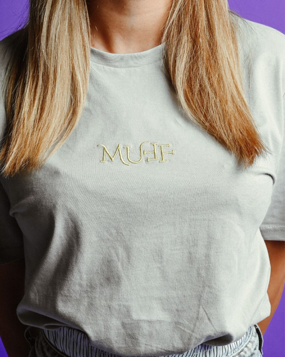 γκρι μπλουζάκι