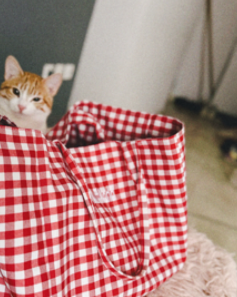 megalh tsanta muff karo kokkino